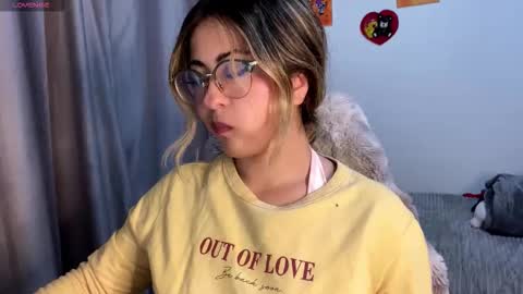 Snapshot of emma__bell_ chatting on November 3, 10:53 pm Emma Is here online show from November 3, 10:53 pm