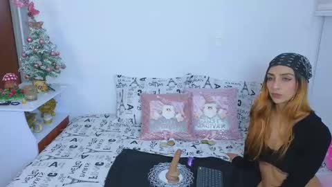 Snapshot of emma_blue_ chatting on December 14, 4:34 am Emma Blue modelo independiente online show from December 14, 4:34 am