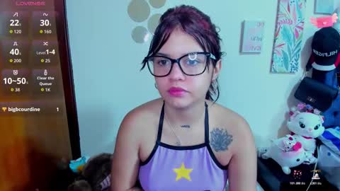 Snapshot of emma_boo_ chatting on November 11, 1:33 pm emma_boo_ online show from November 11, 1:33 pm