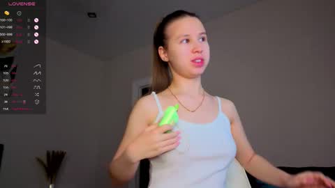 Snapshot of emma_clon chatting on November 28, 1:30 am Emma online show from November 28, 1:30 am