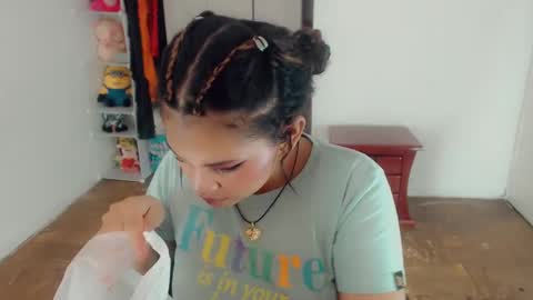 Snapshot of emma_diva chatting on March 12, 2:30 am emma online show from March 12, 2:30 am