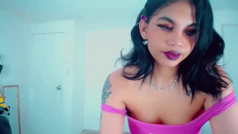 Snapshot of emma_diva chatting on October 16, 12:00 am emma online show from October 16, 12:00 am