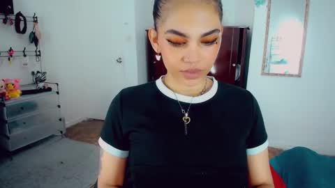 Snapshot of emma_diva chatting on November 5, 10:32 pm emma online show from November 5, 10:32 pm