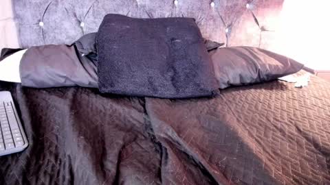 Snapshot of emma_dl2 chatting on December 24, 8:27 pm emma_dl2 online show from December 24, 8:27 pm