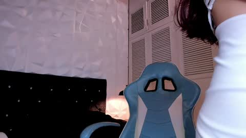 Snapshot of emma_dl2 chatting on December 26, 5:30 pm emma_dl2 online show from December 26, 5:30 pm