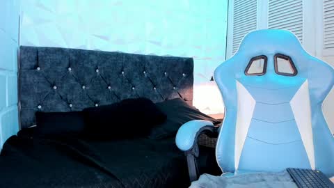 Snapshot of emma_dl2 chatting on January 16, 6:16 pm emma_dl2 online show from January 16, 6:16 pm