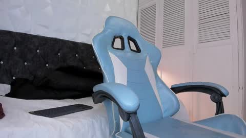 Snapshot of emma_dl2 chatting on February 10, 8:21 pm emma_dl2 online show from February 10, 8:21 pm