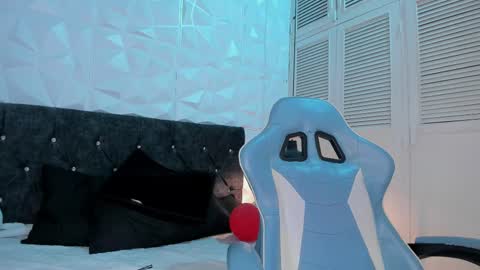 Snapshot of emma_dl2 chatting on February 27, 8:09 pm emma_dl2 online show from February 27, 8:09 pm