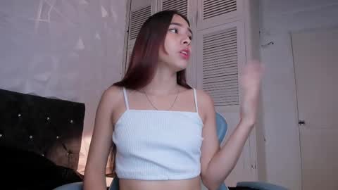 Snapshot of emma_dl2 chatting on March 1, 5:16 pm emma_dl2 online show from March 1, 5:16 pm