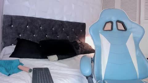 Snapshot of emma_dl2 chatting on March 7, 8:33 pm emma_dl2 online show from March 7, 8:33 pm