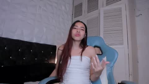 Snapshot of emma_dl2 chatting on March 9, 8:31 pm emma_dl2 online show from March 9, 8:31 pm