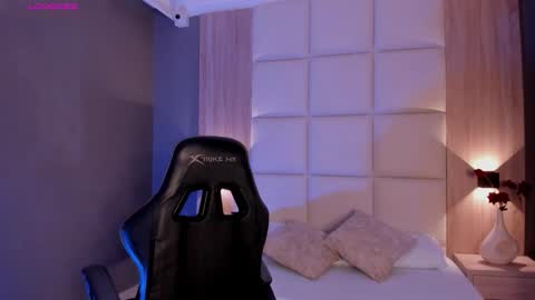 Snapshot of emma_fhox chatting on December 4, 2:32 am E M M A online show from December 4, 2:32 am