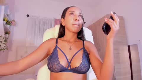 Snapshot of emma_lorense chatting on October 9, 8:07 pm Emma online show from October 9, 8:07 pm