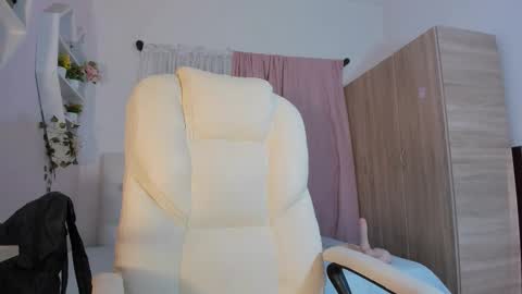 Snapshot of emma_lorense chatting on October 15, 6:52 pm Emma online show from October 15, 6:52 pm