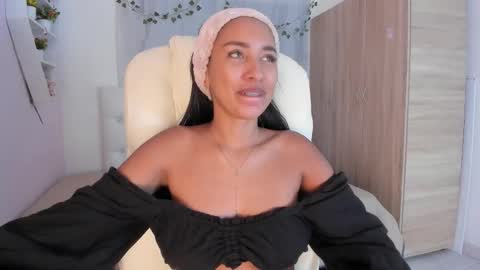 Snapshot of emma_lorense chatting on November 19, 7:14 pm Emma online show from November 19, 7:14 pm