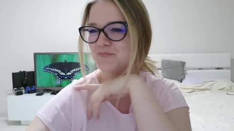 emma_misty_ online show from April 15, 8:20 pm