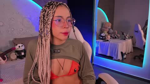 Snapshot of emma_nakamura chatting on December 5, 10:01 am online show from December 5, 10:01 am