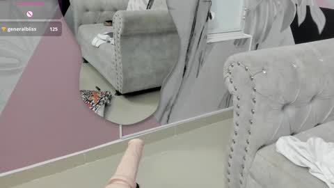 Snapshot of emma_petite4u chatting on January 8, 10:37 pm Emma online show from January 8, 10:37 pm