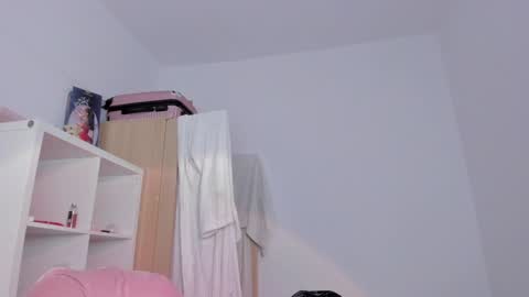 Snapshot of emma_rr chatting on December 5, 12:33 pm Emma online show from December 5, 12:33 pm