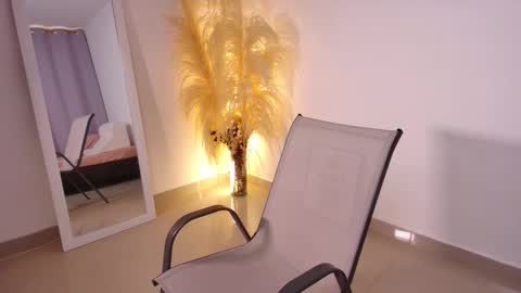 Snapshot of emmabeecker_ chatting on November 13, 8:41 pm Emma online show from November 13, 8:41 pm