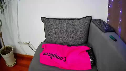 Snapshot of emmakros chatting on March 1, 3:49 pm emmakros online show from March 1, 3:49 pm