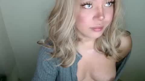 Snapshot of emmawatsoons chatting on September 20, 11:06 pm YourDreamGirl Emma online show from September 20, 11:06 pm