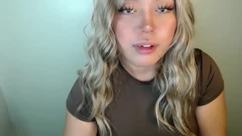 Snapshot of emmawatsoons chatting on September 26, 4:38 am YourDreamGirl Emma online show from September 26, 4:38 am