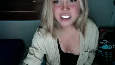 Snapshot of emmawatsoons chatting on December 3, 1:42 pm YourDreamGirl Emma online show from December 3, 1:42 pm