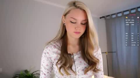 Snapshot of emmiemurray chatting on December 16, 6:07 am Aurora online show from December 16, 6:07 am