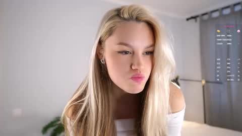 Snapshot of emmiemurray chatting on December 20, 10:11 am Aurora online show from December 20, 10:11 am