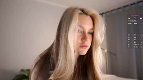 Snapshot of emmiemurray chatting on December 23, 10:35 am Aurora online show from December 23, 10:35 am