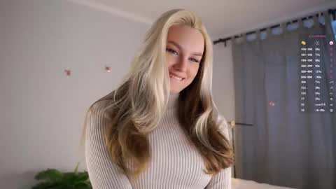 Snapshot of emmiemurray chatting on January 6, 8:18 am Aurora online show from January 6, 8:18 am