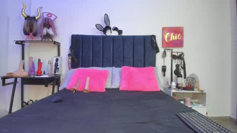 Snapshot of emmily_giraldo chatting on December 18, 2:06 pm online show from December 18, 2:06 pm