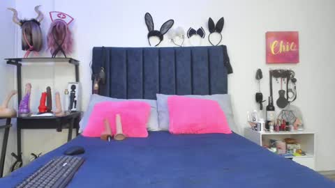 Snapshot of emmily_giraldo chatting on January 22, 5:59 pm online show from January 22, 5:59 pm