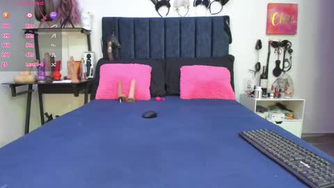 Snapshot of emmily_giraldo chatting on February 27, 11:52 am online show from February 27, 11:52 am