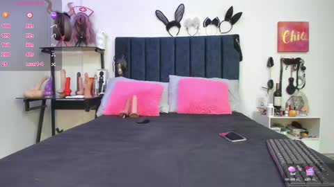 Snapshot of emmily_giraldo chatting on March 6, 3:24 pm online show from March 6, 3:24 pm