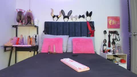 Snapshot of emmily_giraldo chatting on September 11, 1:00 pm online show from September 11, 1:00 pm