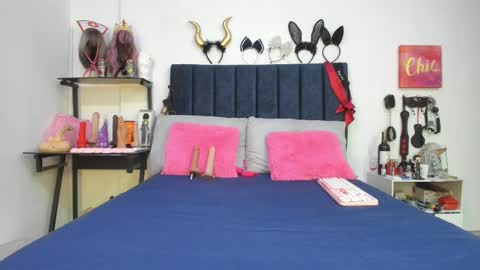 Snapshot of emmily_giraldo chatting on November 10, 12:59 pm online show from November 10, 12:59 pm