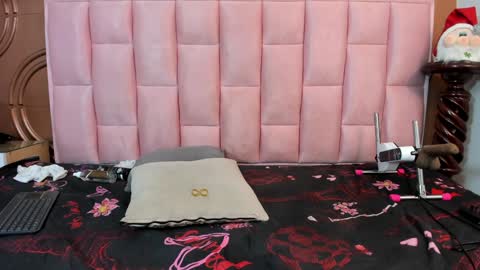 Snapshot of emmily_keller chatting on December 6, 2:38 pm Emmily keller online show from December 6, 2:38 pm