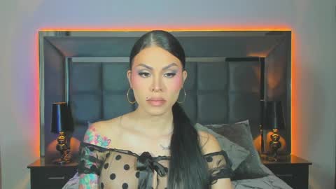 Emmily Santibaez online show from December 5, 1:49 pm