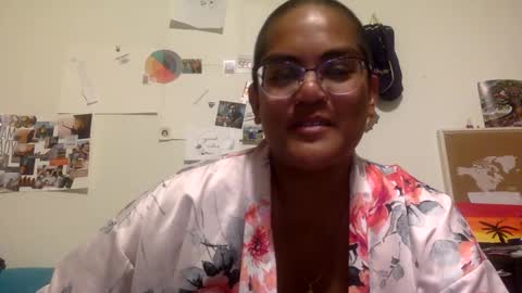 Snapshot of emmmers48 chatting on February 11, 4:01 am Emms online show from February 11, 4:01 am