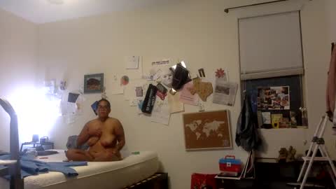 Snapshot of emmmers48 chatting on February 20, 4:50 am Emms online show from February 20, 4:50 am