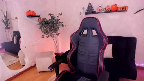 Snapshot of emmyevans1 chatting on October 28, 8:11 pm Emmy Evans online show from October 28, 8:11 pm