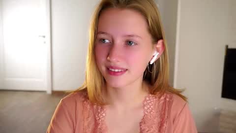 Snapshot of emmyleri chatting on September 11, 11:43 am Emmy online show from September 11, 11:43 am