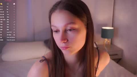 Snapshot of emmyleri chatting on February 17, 1:02 am Emmy online show from February 17, 1:02 am