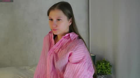 Snapshot of emmyleri chatting on March 2, 1:52 am Emmy online show from March 2, 1:52 am