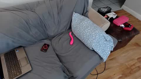 Snapshot of emodream1998media chatting on February 22, 1:55 am EmoDream1998 online show from February 22, 1:55 am