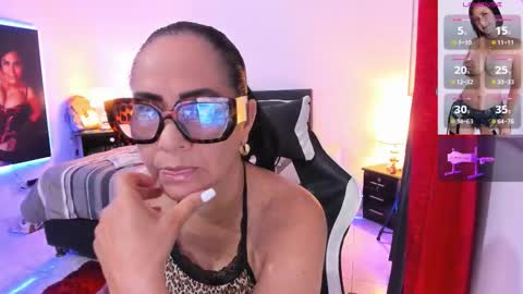 Snapshot of emperatrizmilf chatting on November 12, 7:31 am Emperatriz online show from November 12, 7:31 am