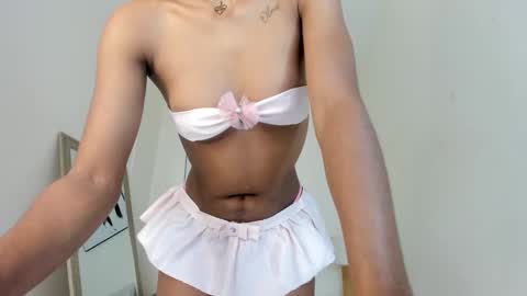 Snapshot of emy_barnert chatting on November 4, 12:37 pm Mili online show from November 4, 12:37 pm