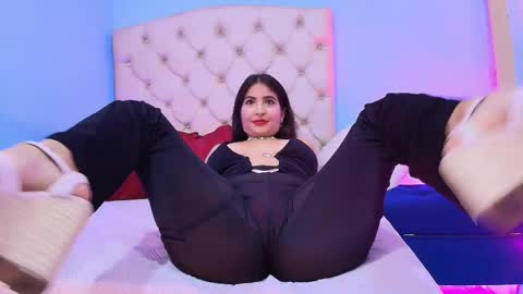 Snapshot of emy_ly chatting on December 13, 11:43 pm emy online show from December 13, 11:43 pm